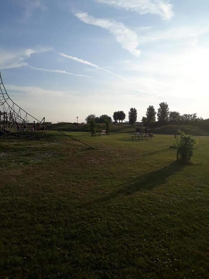 Luxueuze Stacaravan In Bredene Met Eigen Terras En Tuintje エクステリア 写真